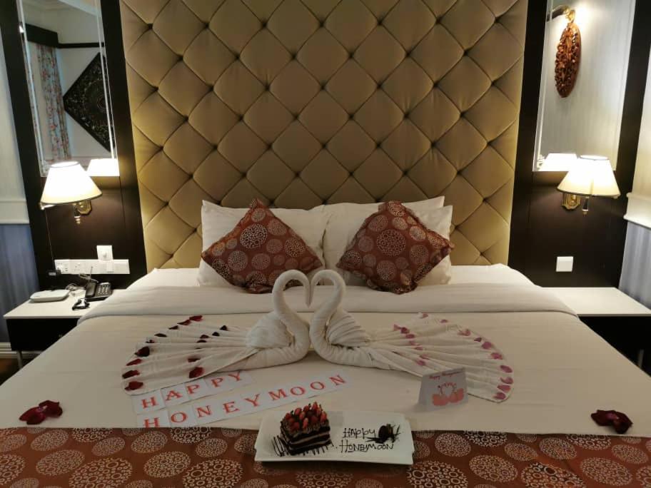Pines King Celebratory Room (Decorated Occasion)